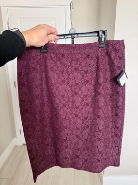 Halogen Lace Pencil Skirt in Berry